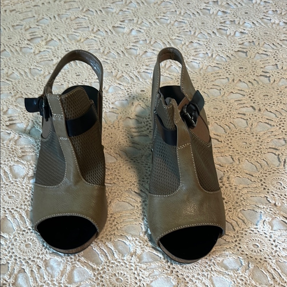 Stylish Tan Peep-Toe Slingback Sandals